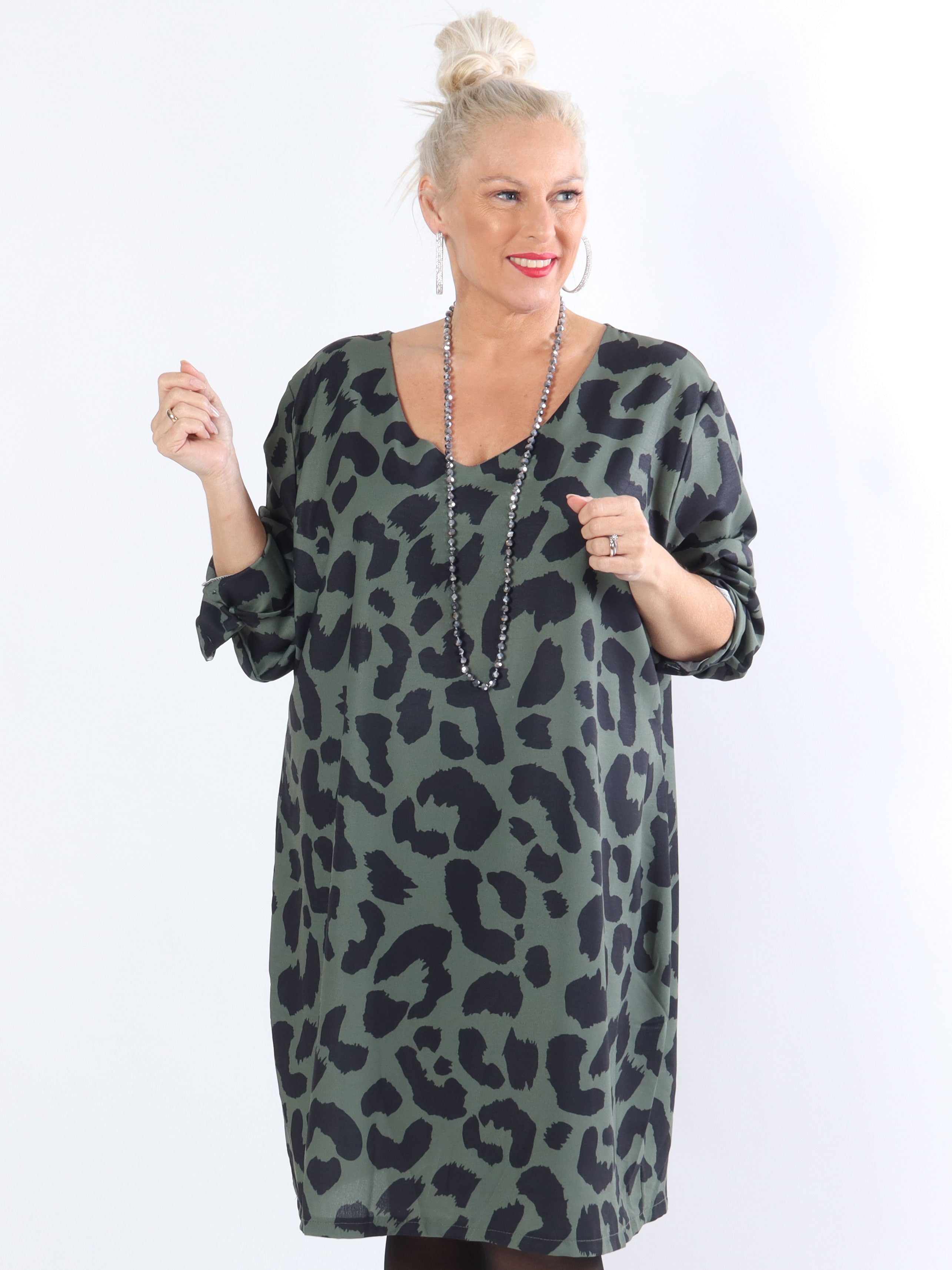 Vanelia - Sød plus size kjole i stort leopardprint